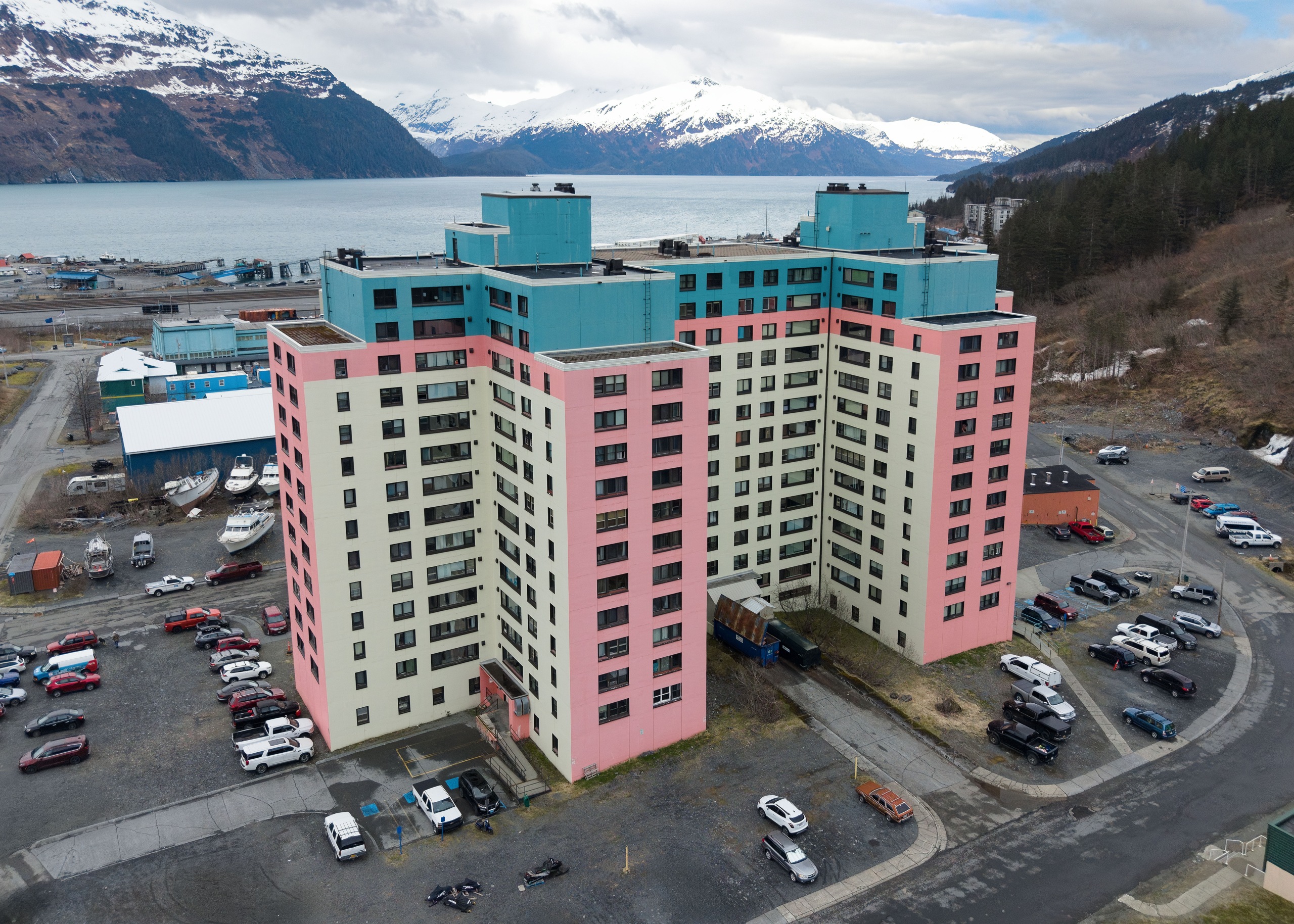 Begich Towers i Whittier, Alaska, fotograferet af Quintin Soloviev i maj 2026.